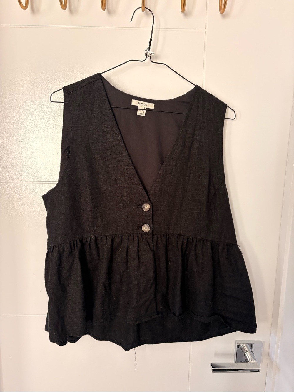 RW&CO. Black Sleeveless Peplum Button-Front Camisole